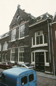 851766 Gezicht op de voorgevel van het leegstaande schoolgebouw Waterstraat 27 in Wijk C te Utrecht.N.B. Het gebouw, ...